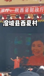 ​62岁董文华现身陕西渭南农村舞台献唱，舞台简陋，但唱功不减当年