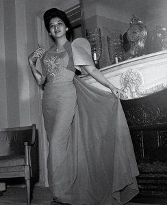 ​她从选美冠军到第一夫人，贪污百亿后逃美，最后儿子成菲律宾总统