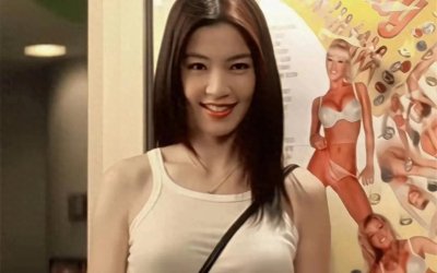 ​曾拍摄多部“三级片”，她比柳岩还性感，如今49岁依然美的像少女