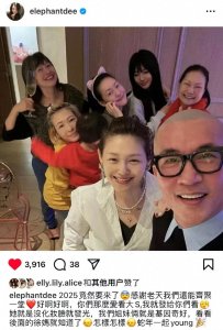 ​小s晒跨年大合照，大s素颜出镜皮肤白到发光，一身珠宝首饰好有钱