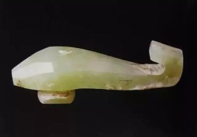 ​古玩“玉带钩”是什么？达官贵人真用它系裤腰带吗，如今价值几何