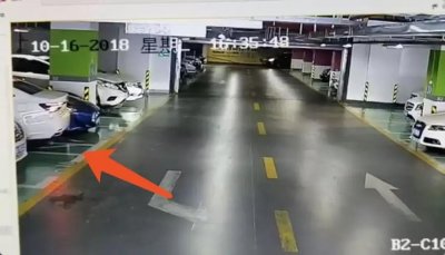 ​倒车，请注意！女司机倒车连撞玛莎拉蒂、奥迪、宝马和天籁！