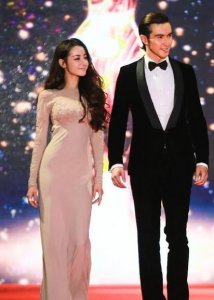 ​迪丽热巴高伟光机场偶遇，两人却这样“打招呼”, 关系一目了然