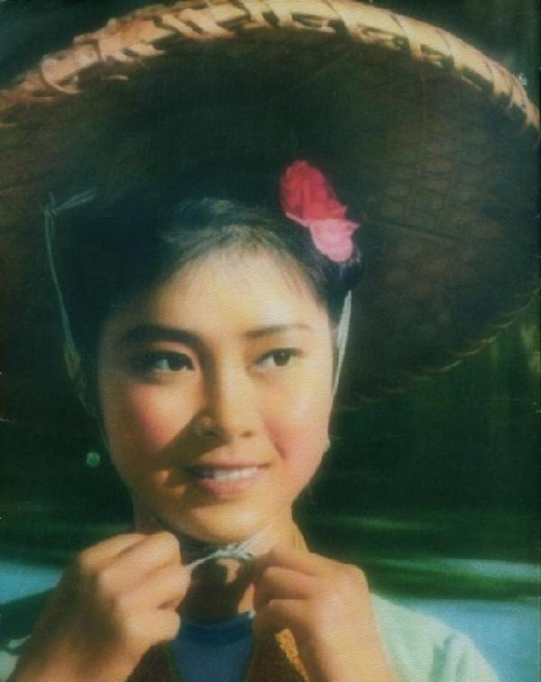 “刘三姐”黄婉秋:捡漏成名嫁小6岁丈夫风雨同舟今77岁怎么样了