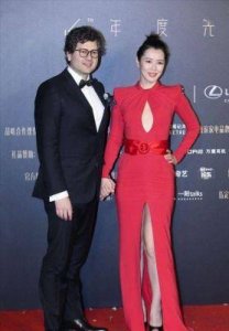​余男红毯盛装亮相：婚后生活与影视事业的新篇章
