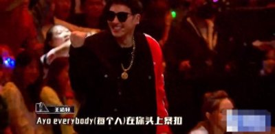 ​凭“暴扣”一战成名，王浩轩自夸强的像蔡徐坤，今沦落蹭流量热度