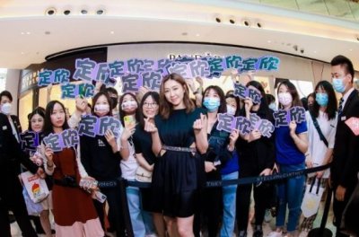 ​胡定欣现身广州 身穿黑色露腰裙示人，状态甚佳