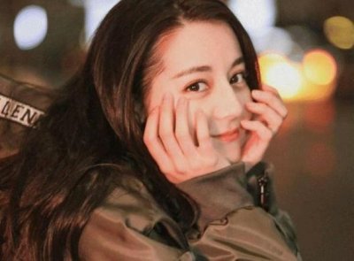 ​从普通销售员到收视女王，迪丽热巴的背景，远比你想象得复杂