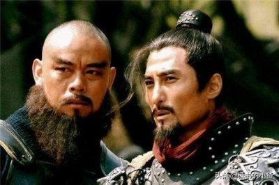 ​林冲为何会出卖鲁智深？看看俩人初见面时，鲁智深的“心机”举动