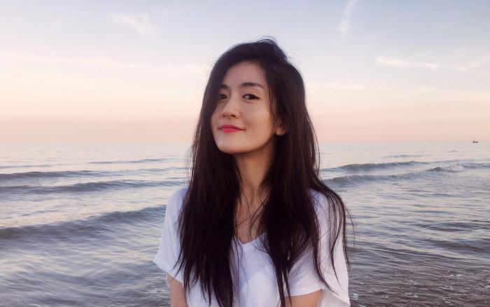 吴昕不慎失足跌倒，谢娜笑着做了一个举动，暴露两人真实关系！