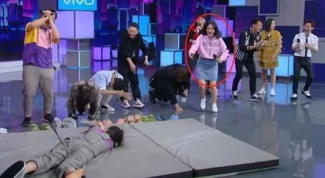 吴昕不慎失足跌倒，谢娜笑着做了一个举动，暴露两人真实关系！