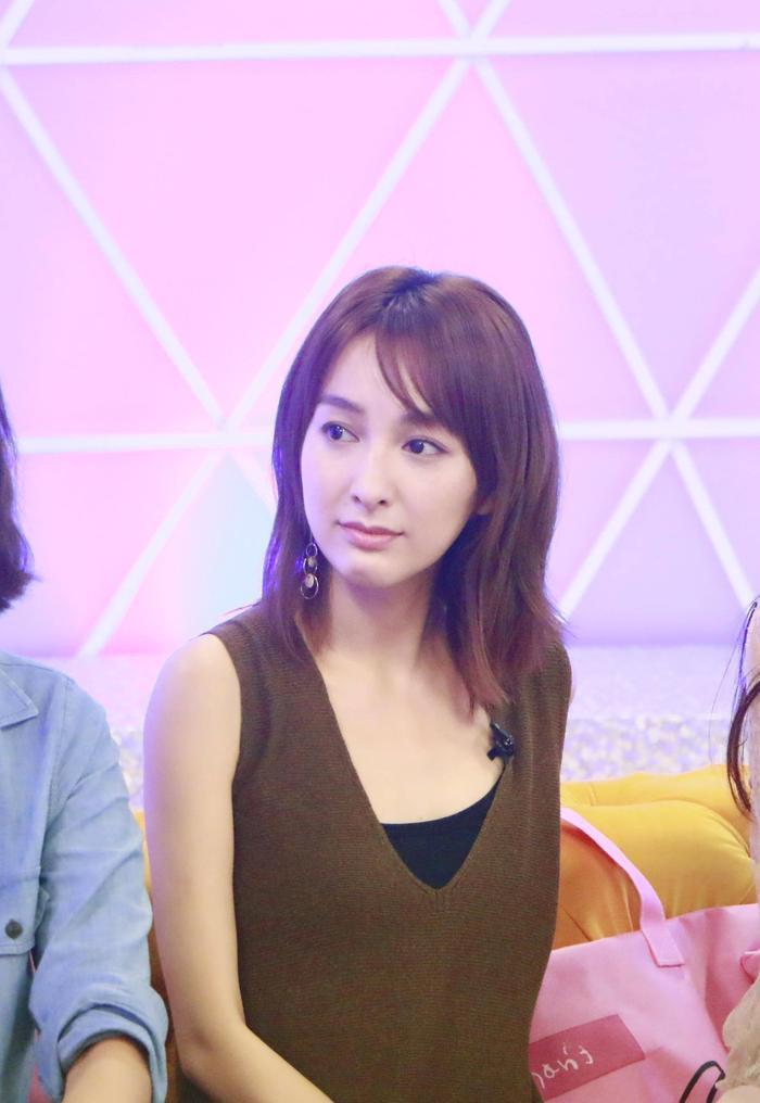 吴昕不慎失足跌倒，谢娜笑着做了一个举动，暴露两人真实关系！