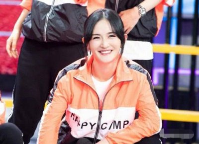 ​吴昕不慎失足跌倒，谢娜笑着做了一个举动，暴露两人真实关系！