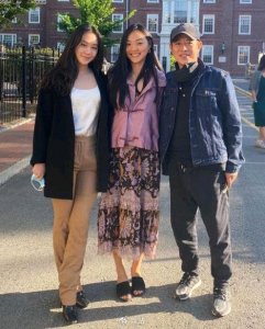 ​59岁李连杰近况曝光，陪伴女儿状态超好，女儿好身材不输妈妈利智