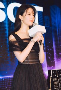 ​刘亦菲露肩黑色连衣裙，气质慵懒时尚，网友们请求刘亦菲多发照片