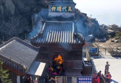 ​泰山五岳之首，充满了许多神秘的传说。今探寻泰山上的神秘事件。