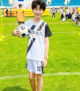 ​张亮基因太强大！12岁天天身高突破163CM，被赞“超模身材”