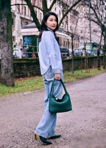 ​郭晶晶晒游玩照，开心到腾空劈叉可爱似小孩，网友：女神你克制下