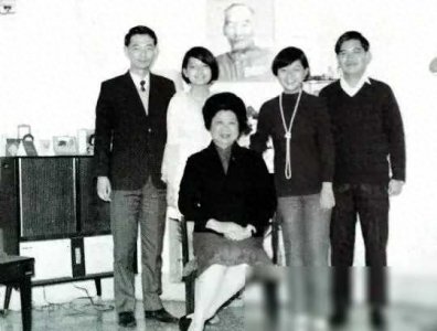 ​70年代，胡宗南一张特殊全家福，妻子叶霞翟出镜，四个子女颜值