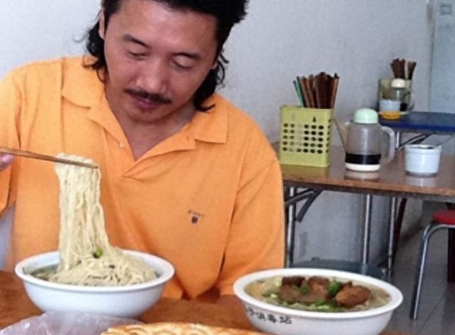 48岁容中尔甲生活照,身价过亿有专属剧院,妻子端庄,女儿漂亮