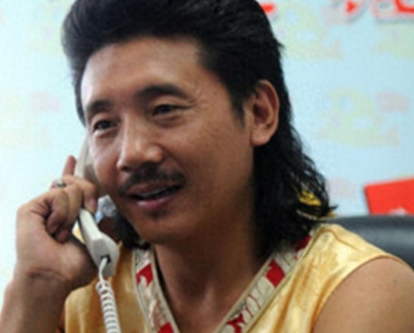 48岁容中尔甲生活照,身价过亿有专属剧院,妻子端庄,女儿漂亮