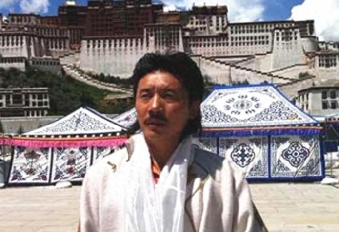 48岁容中尔甲生活照,身价过亿有专属剧院,妻子端庄,女儿漂亮