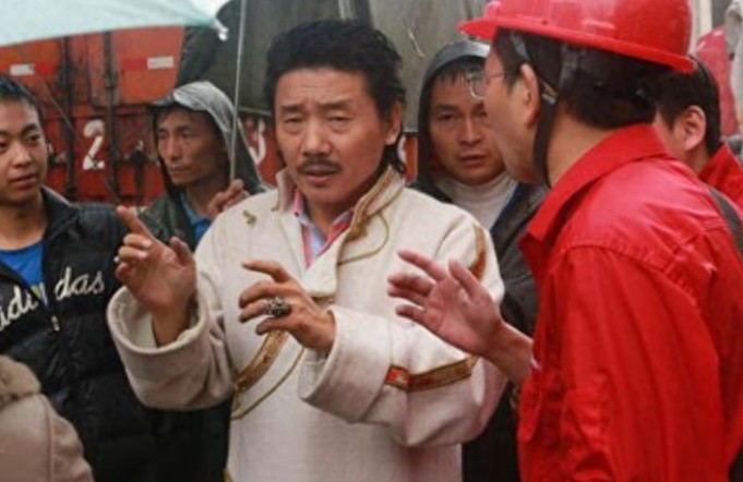 48岁容中尔甲生活照,身价过亿有专属剧院,妻子端庄,女儿漂亮