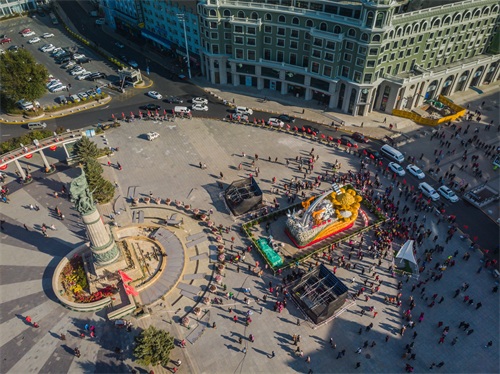 航拍人山人海的哈尔滨防洪纪念塔