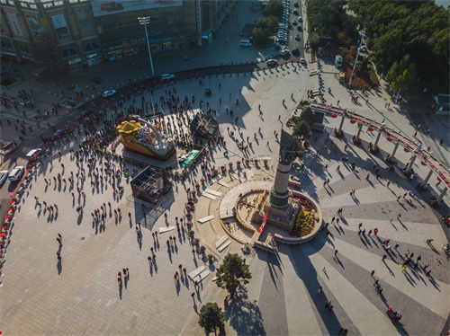 航拍人山人海的哈尔滨防洪纪念塔