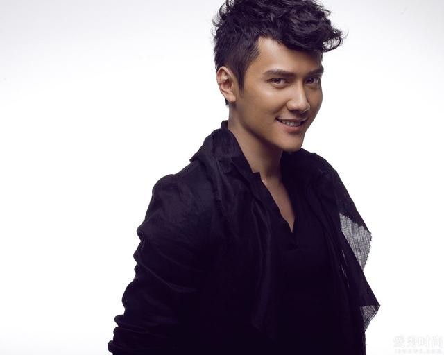 演员冯绍峰的家庭背景(冯绍峰的个人资料介绍)