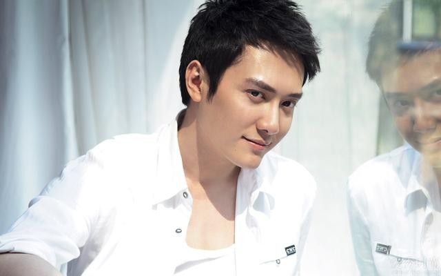 演员冯绍峰的家庭背景(冯绍峰的个人资料介绍)