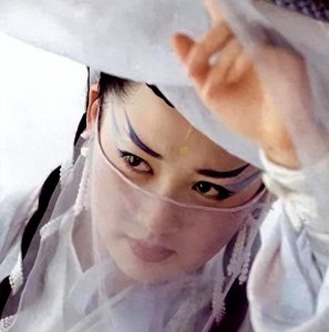 ​她是金庸笔下最美的任盈盈，无论怎么翻拍，都比不了她的梨涡浅笑