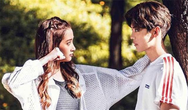 关晓彤怀孕的大肚照片，种种迹象让怀孕传闻 不攻自破！