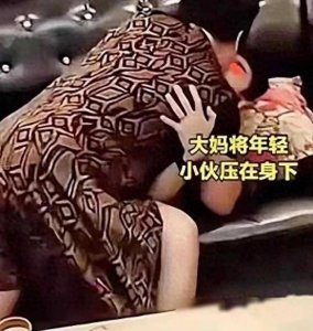 ​年过花甲的富婆玩转KTV狂欢，无业小伙不敢抬头！