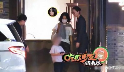 ​赵丽颖带儿子和父母聚餐，5岁的想想长势喜人，三代同框