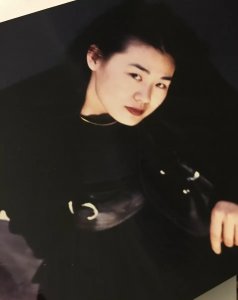 ​丛珊年轻时在巴黎的街拍，英姿飒爽颜值超高，3和4张神似张曼玉！