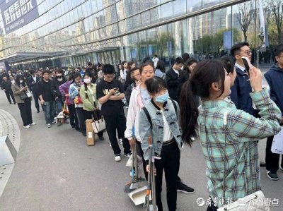 ​热闻|齐鲁国际车展火爆开场！香车美女、炫酷新车惊艳亮相，开场10分钟就有人下