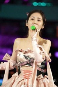 ​张碧晨8月孕肚照扒出，肚大如箩踩平底鞋，网友：当时怎能忽视这一细节？