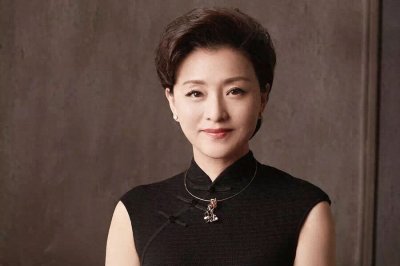 ​鲜花插牛粪的6位明星，个个长得貌美如花，丈夫却一个比一个磕碜