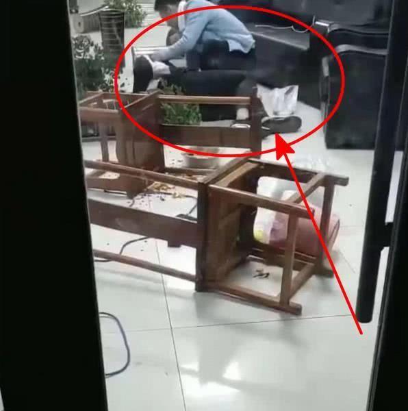 快手网红仙洋公司被砸!躺地呻吟隔着屏幕都觉的疼,网友:真作!