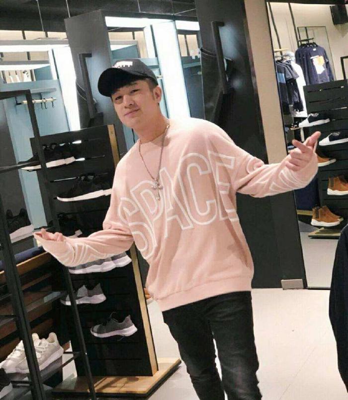 快手网红仙洋公司被砸!躺地呻吟隔着屏幕都觉的疼,网友:真作!