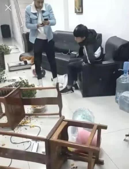 快手网红仙洋公司被砸!躺地呻吟隔着屏幕都觉的疼,网友:真作!