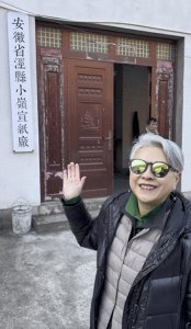 ​60岁梁雁翎罕见露脸，满头白发身材发福仍优雅自信，常年四处旅游