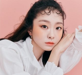 ​金多美最新写真，身穿白色娃娃领衬衫出镜，造型清纯甜美超治愈