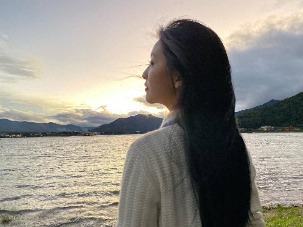 章若楠,来自浙江温州,就读于杭州电子科技大学,中国内地女演员