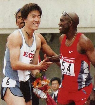 刘翔是怎样夺冠的（21岁刘翔横空出世）(14)