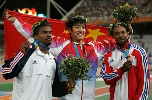 刘翔是怎样夺冠的（21岁刘翔横空出世）(5)