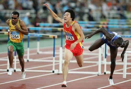 刘翔是怎样夺冠的（21岁刘翔横空出世）(10)