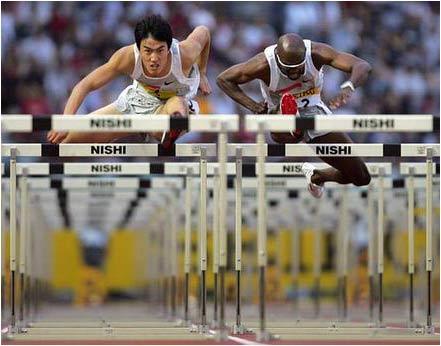 刘翔是怎样夺冠的（21岁刘翔横空出世）(7)