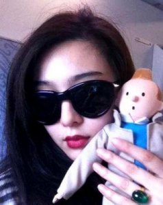 ​44岁范某冰自拍惊艳，马来西亚生活引发网友热议